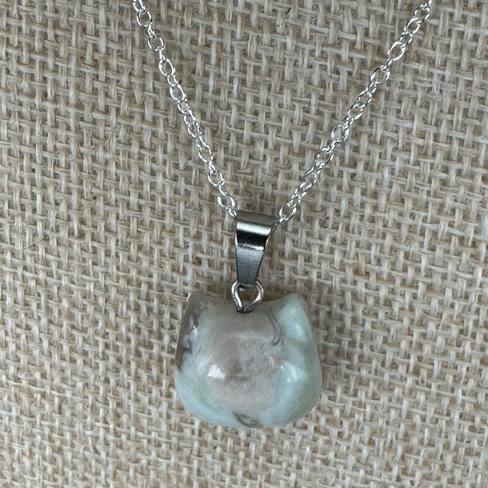 Green Flower Agate Cat Head Bead Pendant on Silver Box Chain - Picture 6 of 12